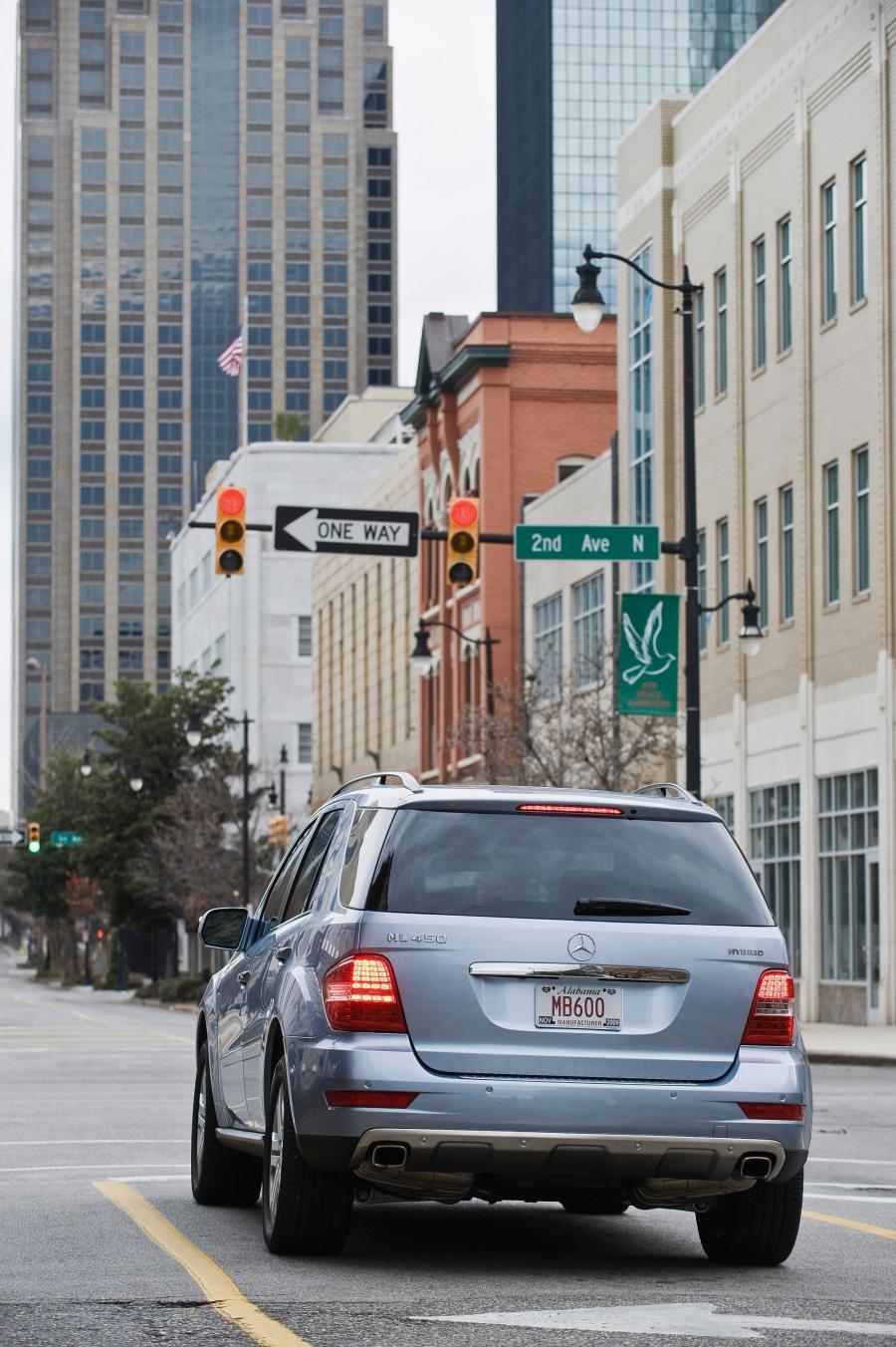  Mercedes-Benz ML450 Hybrid 2010 года  (фото 3 из 27)